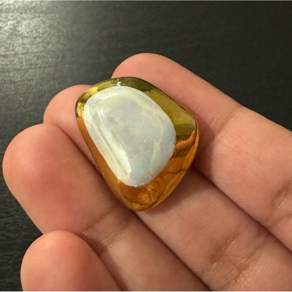 🌷$2 Bundle Add-on ~ Vintage Painted Gold Tone White Brooch Pin - Picture 1 of 12